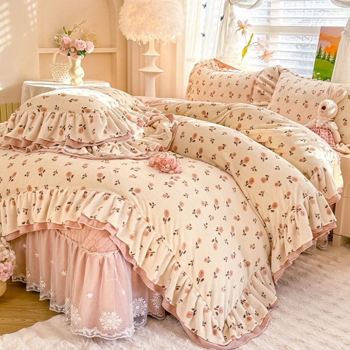 91家纺网 家纺一手货源 找家纺 苏米娜2025新款高克重11斤重直播热款双层蕾丝花边全消光牛奶绒印花床盖四件套单床盖床盖三件套  郁见美好