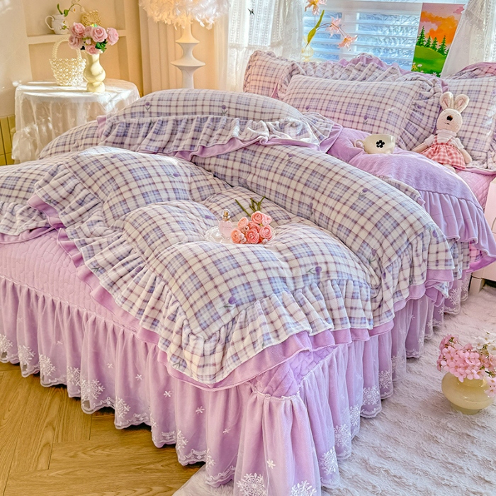 91家纺网 家纺一手货源 找家纺 苏米娜2025新款高克重11斤重直播热款双层蕾丝花边全消光牛奶绒印花床盖四件套单床盖床盖三件套  紫嫣