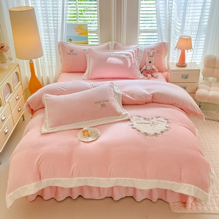 91家纺网 家纺一手货源 找家纺 （总）漫布云2025秋冬简约轻奢款230g全消光牛奶绒兔毛绒贴布绣花夹棉床盖款四件套纯色蕾丝花边刺绣床裙款床盖--心愿系列 