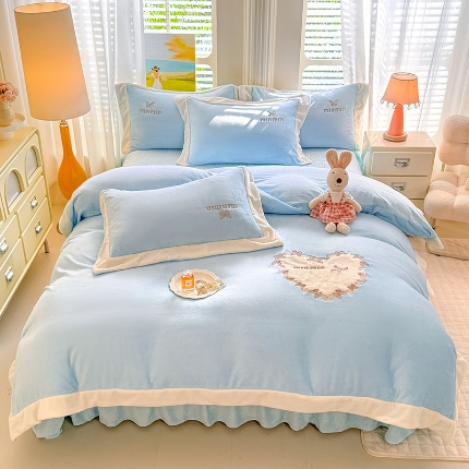 91家纺网 家纺一手货源 找家纺 （总）漫布云2025秋冬简约轻奢款230g全消光牛奶绒兔毛绒贴布绣花夹棉床盖款四件套纯色蕾丝花边刺绣床裙款床盖--心愿系列 