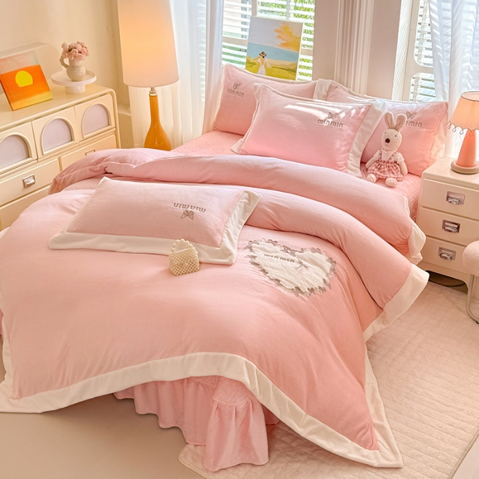 91家纺网 家纺一手货源 找家纺 漫布云2025秋冬简约轻奢款230g全消光牛奶绒兔毛绒贴布绣花夹棉床盖款四件套纯色蕾丝花边刺绣床裙款床盖--心愿系列  心愿-珍珠粉 