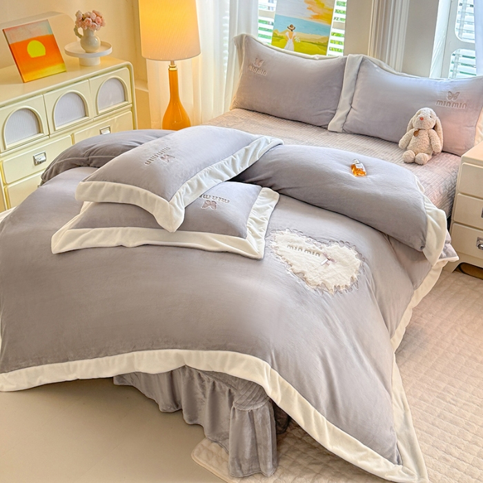 91家纺网 家纺一手货源 找家纺 漫布云2025秋冬简约轻奢款230g全消光牛奶绒兔毛绒贴布绣花夹棉床盖款四件套纯色蕾丝花边刺绣床裙款床盖--心愿系列  心愿-高级灰 