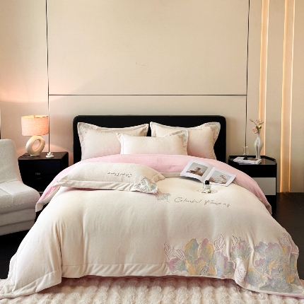 91家纺网 家纺一手货源 找家纺 （总）2025新款牛奶绒刺绣工艺高克重四件套-安娜