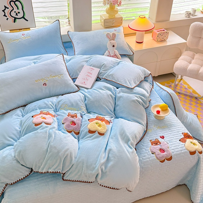 91家纺网 家纺一手货源 找家纺 苏米娜家纺2025新款230g全消光大版卡通牛奶绒兔毛贴布绣花四件套可爱卡通男孩女孩法莱绒被套三件套    笑脸熊 