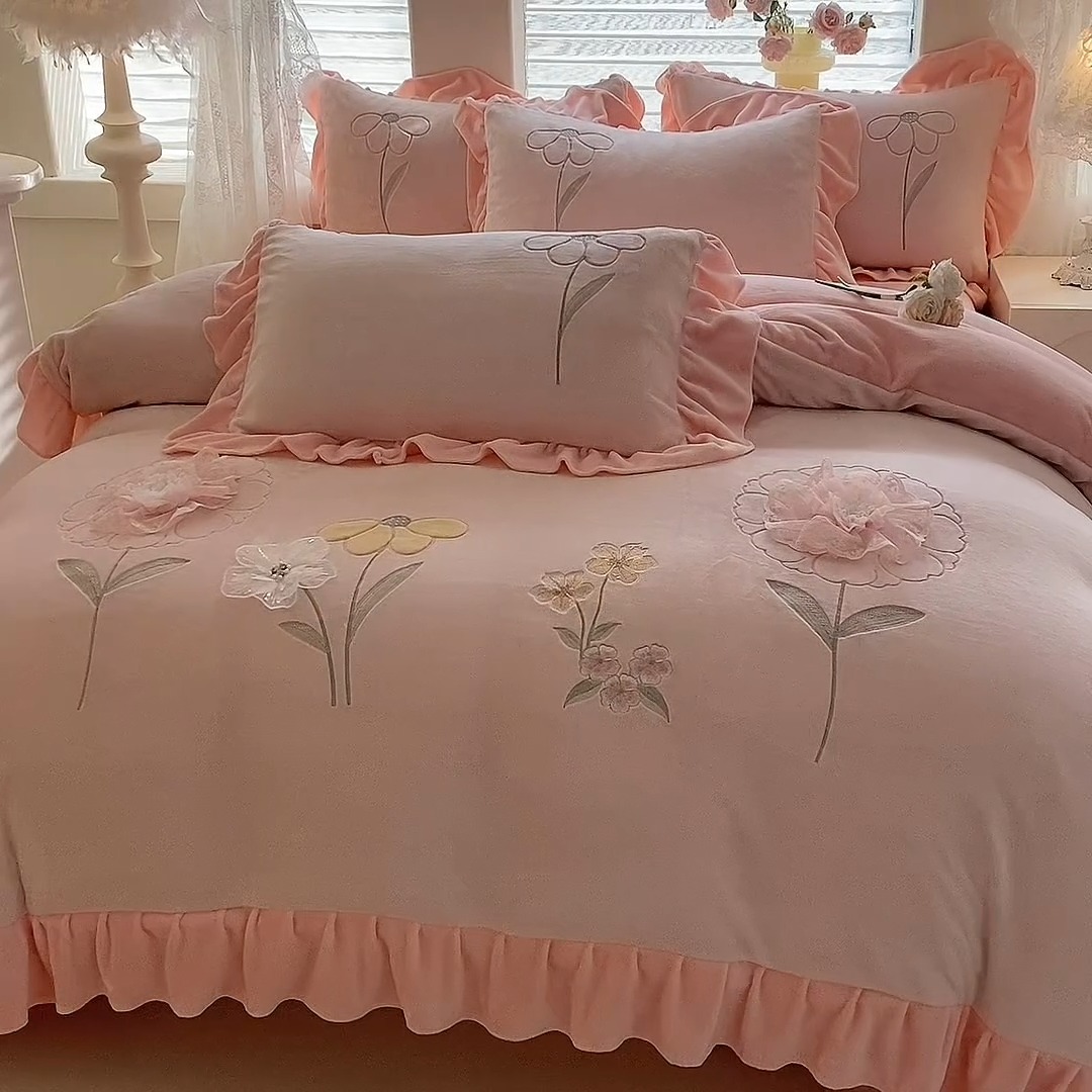 91家纺网 家纺一手货源 找家纺 （总）漫布云 2025新款230g高克重韩版立体盘花牛奶蚕丝绒绣花四件套床裙款被套-洛丽塔系列