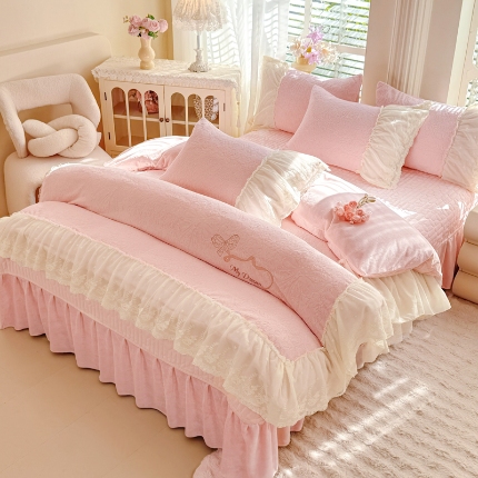 91家纺网 家纺一手货源 找家纺 （总）苏米娜2025秋冬新款11斤230g全消光牛奶绒夹棉床盖款四件套纯色蕾丝花边刺绣床裙款床盖--安娜花园系列