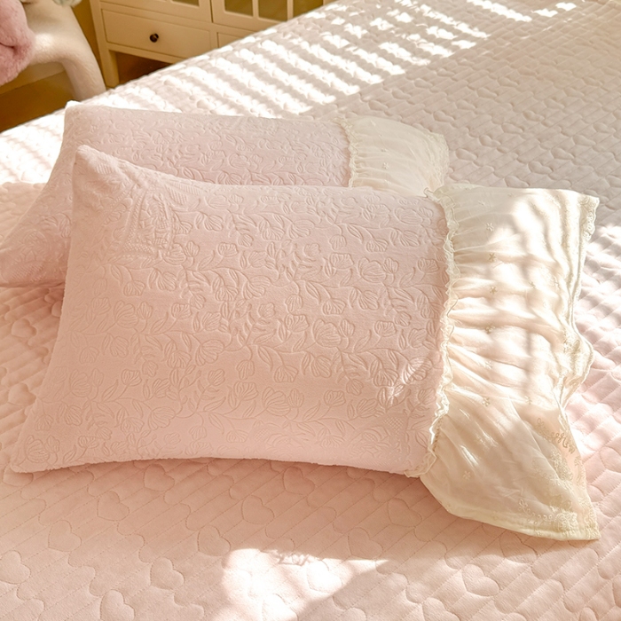 91家纺网 家纺一手货源 找家纺 （总）苏米娜2025秋冬新款11斤230g全消光牛奶绒夹棉床盖款四件套纯色蕾丝花边刺绣床裙款床盖--安娜花园系列