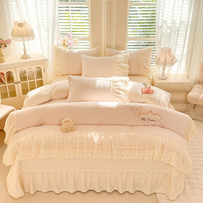 91家纺网 家纺一手货源 找家纺 苏米娜2025秋冬新款11斤230g全消光牛奶绒夹棉床盖款四件套纯色蕾丝花边刺绣床裙款床盖--安娜花园系列 安娜花园—奶昔白