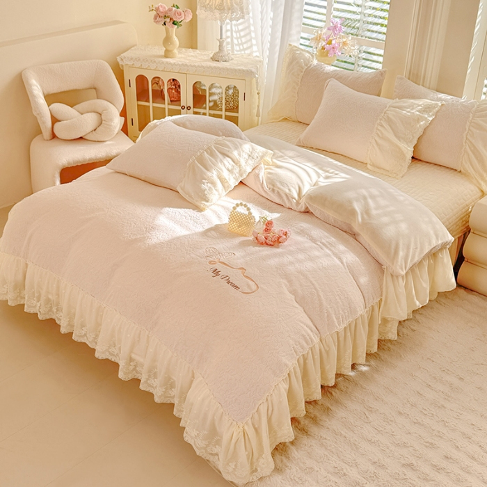 91家纺网 家纺一手货源 找家纺 苏米娜2025秋冬新款11斤230g全消光牛奶绒夹棉床盖款四件套纯色蕾丝花边刺绣床裙款床盖--安娜花园系列 安娜花园—奶昔白