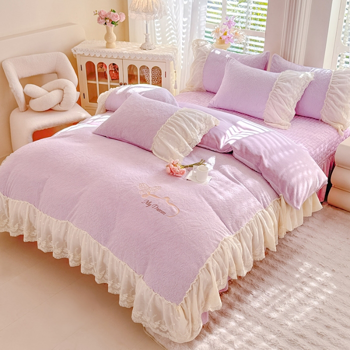 91家纺网 家纺一手货源 找家纺 苏米娜2025秋冬新款11斤230g全消光牛奶绒夹棉床盖款四件套纯色蕾丝花边刺绣床裙款床盖--安娜花园系列 安娜花园-星云紫