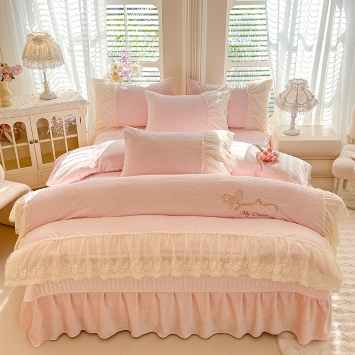 91家纺网 家纺一手货源 找家纺 苏米娜2025秋冬新款11斤230g全消光牛奶绒夹棉床盖款四件套纯色蕾丝花边刺绣床裙款床盖--安娜花园系列   安娜花园-樱花粉
