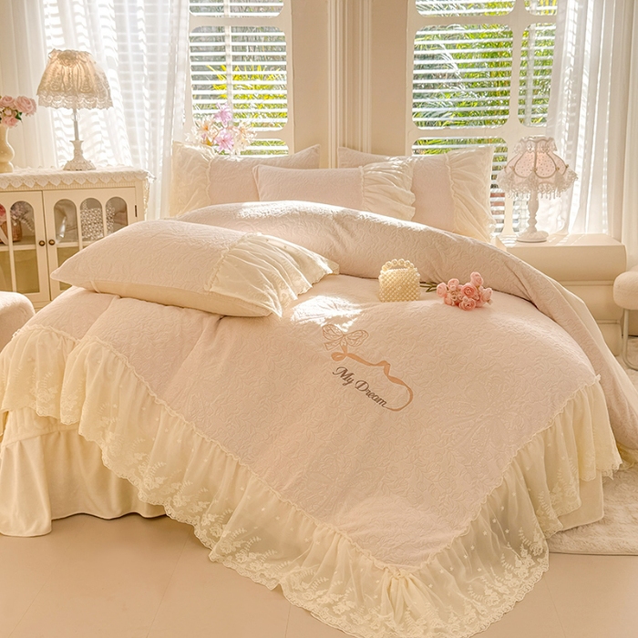 91家纺网 家纺一手货源 找家纺 漫布云2025秋冬直播爆款11斤230g全消光牛奶绒夹棉床盖款四件套纯色蕾丝花边刺绣床盖三件套夹棉单床盖-安娜花园系列 安娜花园—奶昔白