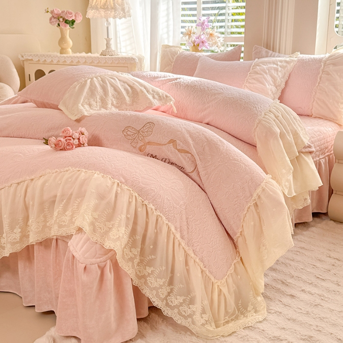 91家纺网 家纺一手货源 找家纺 漫布云2025秋冬直播爆款11斤230g全消光牛奶绒夹棉床盖款四件套纯色蕾丝花边刺绣床盖三件套夹棉单床盖-安娜花园系列  安娜花园-樱花粉