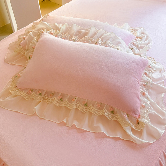 91家纺网 家纺一手货源 找家纺 苏米娜2025秋冬新款230g法式公主风全消光牛奶绒床裙款四件套纯色蕾丝花边刺绣床盖款四件套 欧若拉-樱花粉 