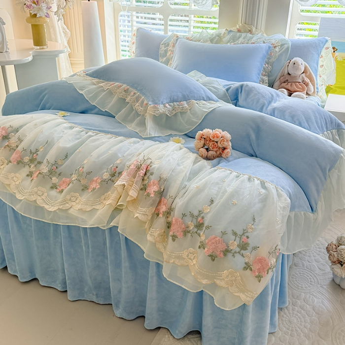 91家纺网 家纺一手货源 找家纺 苏米娜2025秋冬新款230g法式公主风全消光牛奶绒床裙款四件套纯色蕾丝花边刺绣床盖款四件套 欧若拉-梦幻蓝