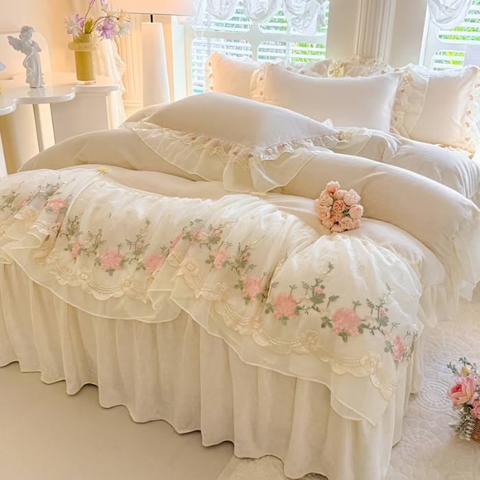 91家纺网 家纺一手货源 找家纺 苏米娜2025秋冬新款230g法式公主风全消光牛奶绒床裙款四件套纯色蕾丝花边刺绣床盖款四件套  欧若拉-奶昔白