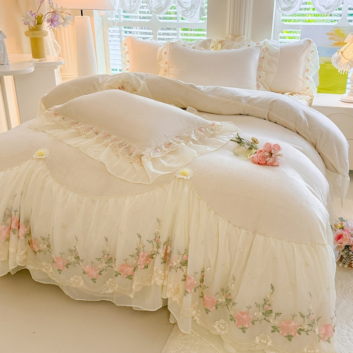 91家纺网 家纺一手货源 找家纺 苏米娜2025秋冬新款230g法式公主风全消光牛奶绒床裙款四件套纯色蕾丝花边刺绣床盖款四件套  欧若拉-奶昔白