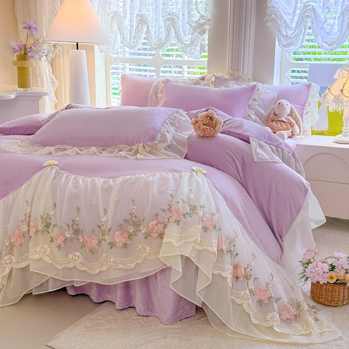 91家纺网 家纺一手货源 找家纺 苏米娜2025秋冬新款230g法式公主风全消光牛奶绒床裙款四件套纯色蕾丝花边刺绣床盖款四件套 欧若拉- 香芋紫 