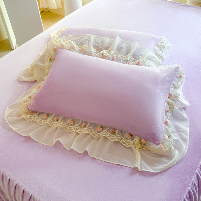 91家纺网 家纺一手货源 找家纺 苏米娜2025秋冬新款230g法式公主风全消光牛奶绒床裙款四件套纯色蕾丝花边刺绣床盖款四件套 欧若拉- 香芋紫 