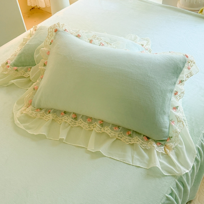 91家纺网 家纺一手货源 找家纺 苏米娜2025秋冬新款230g法式公主风全消光牛奶绒床裙款四件套纯色蕾丝花边刺绣床盖款四件套 欧若拉-新芽绿