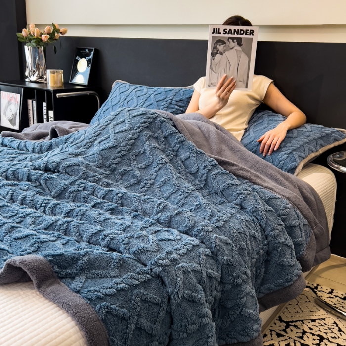 91家纺网 家纺一手货源 找家纺 （总）云恋家纺 2025新款2025塔芙绒毛毯加厚舒棉绒绒盖毯牛奶绒办公室午睡珊瑚绒披肩沙发毯被子