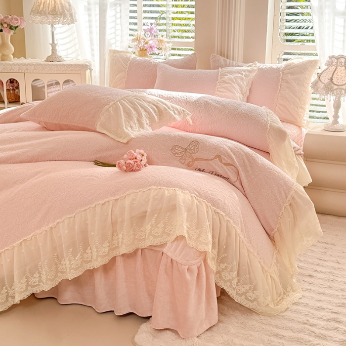 91家纺网 家纺一手货源 找家纺 （总）漫布云2025秋冬直播爆款11斤230g全消光牛奶绒夹棉床盖款四件套纯色蕾丝花边刺绣床盖三件套夹棉单床盖-安娜花园系列