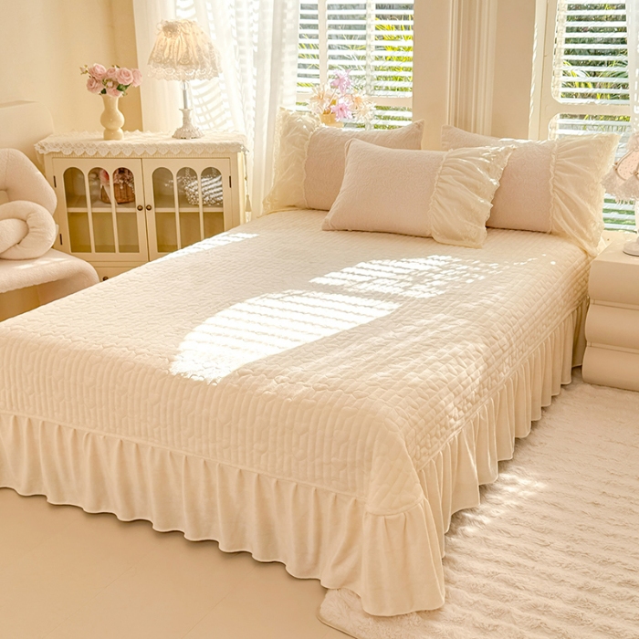 91家纺网 家纺一手货源 找家纺 漫布云2025秋冬直播爆款11斤230g全消光牛奶绒夹棉床盖款四件套纯色蕾丝花边刺绣床盖三件套夹棉单床盖-安娜花园系列 安娜花园—奶昔白