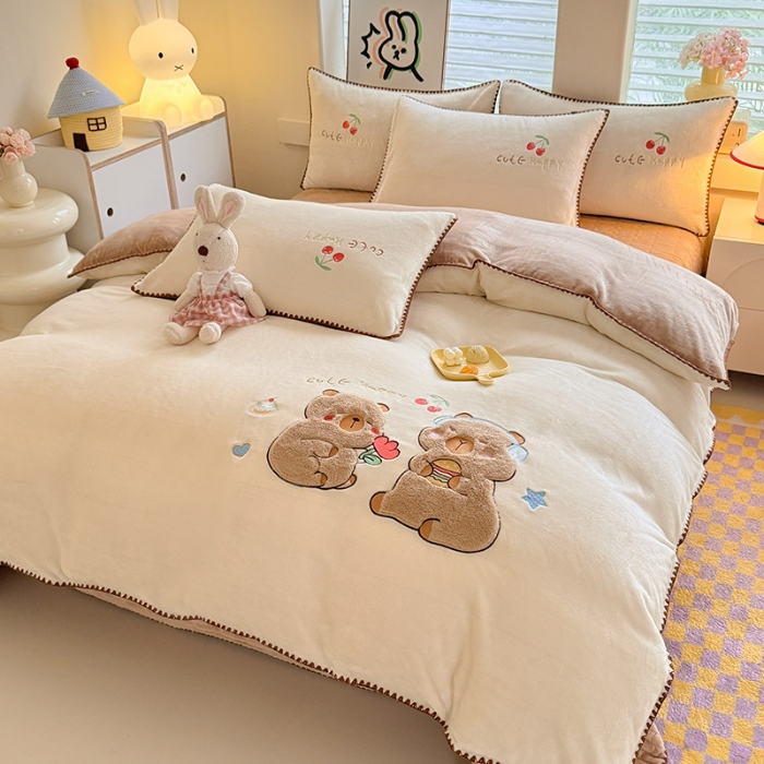 91家纺网 家纺一手货源 找家纺 苏米娜家纺2025新款230g全消光大版卡通牛奶绒兔毛贴布绣花四件套可爱卡通男孩女孩法莱绒被套三件套   可爱布布  