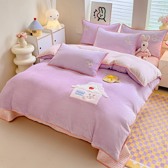 91家纺网 家纺一手货源 找家纺 苏米娜家纺2025新款230g全消光大版卡通牛奶绒兔毛贴布绣花四件套可爱卡通男孩女孩法莱绒被套三件套   童趣 