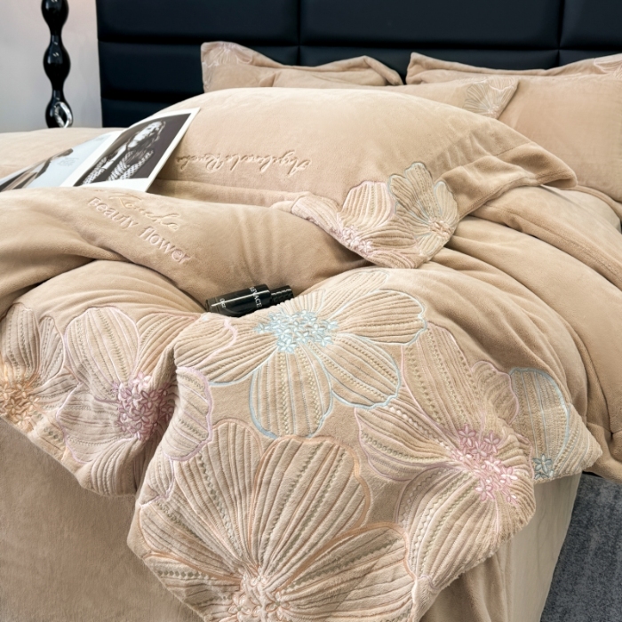 91家纺网 家纺一手货源 找家纺 （总）2025新款全消光牛奶绒线条花刺绣+宽边四件套-绮丽