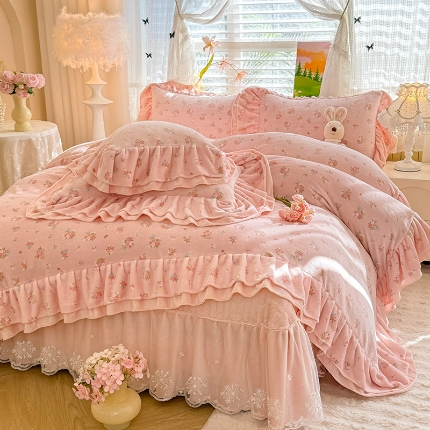 91家纺网 家纺一手货源 找家纺 （总）苏米娜2025新款高克重11斤重直播热款双层蕾丝花边全消光牛奶绒印花床盖四件套单床盖床盖三件套