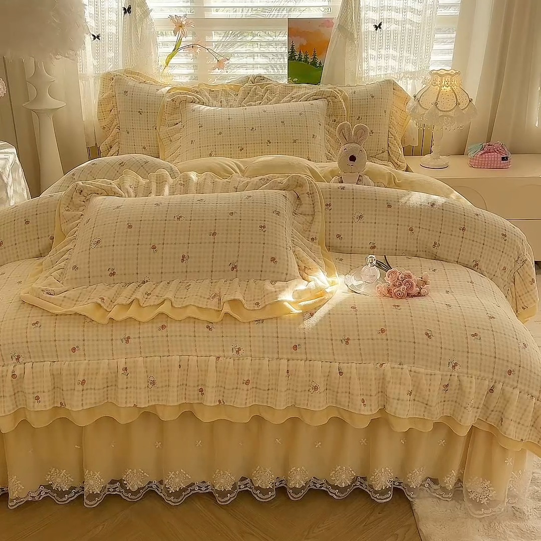 91家纺网 家纺一手货源 找家纺 （总）苏米娜2025新款高克重11斤重直播热款双层蕾丝花边全消光牛奶绒印花床盖四件套单床盖床盖三件套