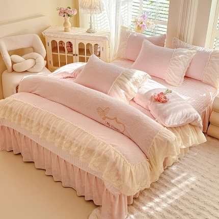 91家纺网 家纺一手货源 找家纺 （总）（总）漫布云2025秋冬直播爆款11斤230g全消光牛奶绒夹棉床盖款四件套纯色蕾丝花边刺绣床盖三件套夹棉单床盖-安娜花园系列