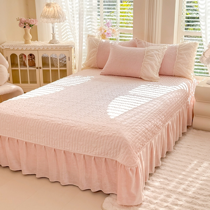 91家纺网 家纺一手货源 找家纺 （总）（总）漫布云2025秋冬直播爆款11斤230g全消光牛奶绒夹棉床盖款四件套纯色蕾丝花边刺绣床盖三件套夹棉单床盖-安娜花园系列