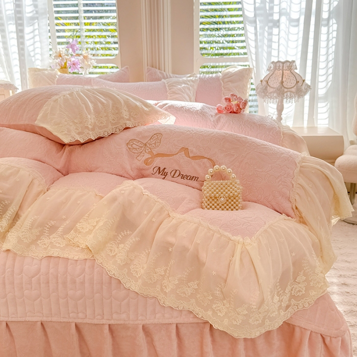 91家纺网 家纺一手货源 找家纺 （总）（总）漫布云2025秋冬直播爆款11斤230g全消光牛奶绒夹棉床盖款四件套纯色蕾丝花边刺绣床盖三件套夹棉单床盖-安娜花园系列