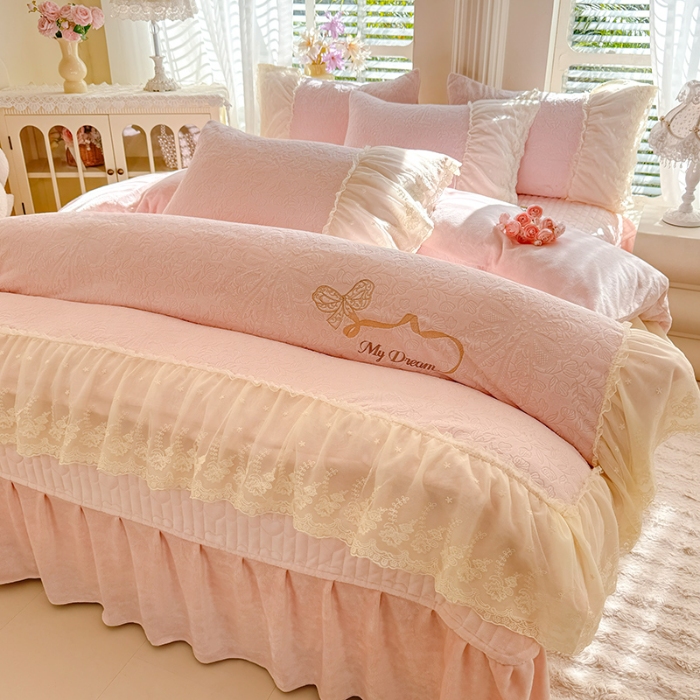 91家纺网 家纺一手货源 找家纺 （总）（总）漫布云2025秋冬直播爆款11斤230g全消光牛奶绒夹棉床盖款四件套纯色蕾丝花边刺绣床盖三件套夹棉单床盖-安娜花园系列