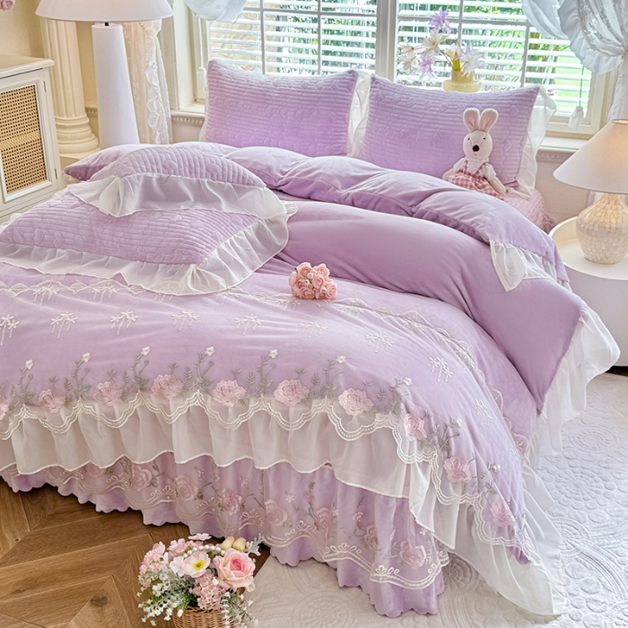 91家纺网 家纺一手货源 找家纺 2025秋冬新款11斤重法式公主风全消光牛奶绒床盖四件套纯色蕾丝花边刺绣蕾丝床裙款床盖款--花韵系列 花韵-梦幻紫