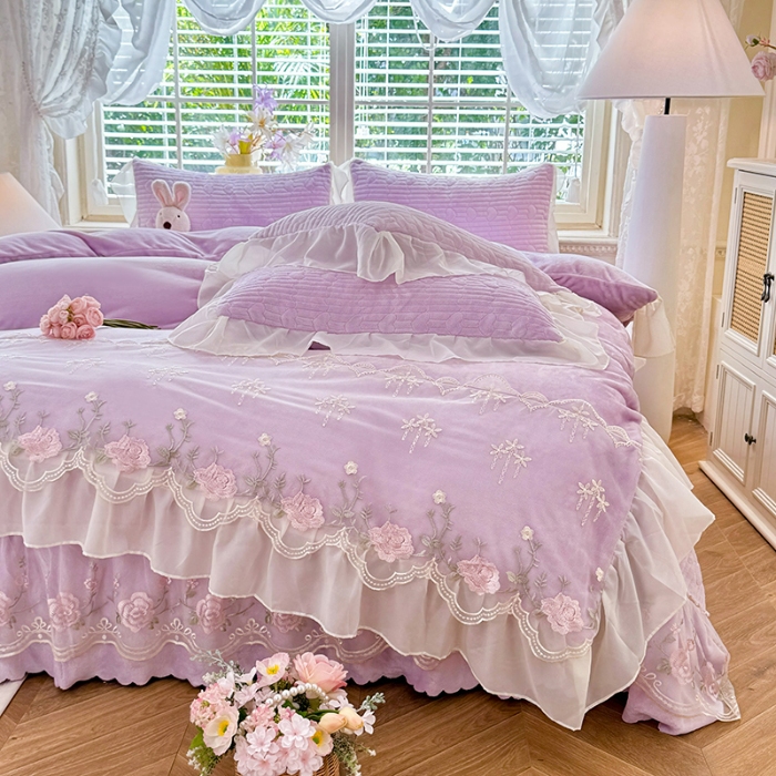 91家纺网 家纺一手货源 找家纺 2025秋冬新款11斤重法式公主风全消光牛奶绒床盖四件套纯色蕾丝花边刺绣蕾丝床裙款床盖款--花韵系列 花韵-梦幻紫