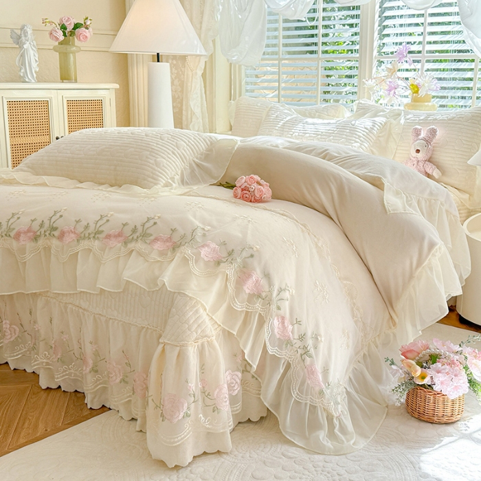 91家纺网 家纺一手货源 找家纺 2025秋冬新款11斤重法式公主风全消光牛奶绒床盖四件套纯色蕾丝花边刺绣蕾丝床裙款床盖款--花韵系列   花韵-奶昔白 