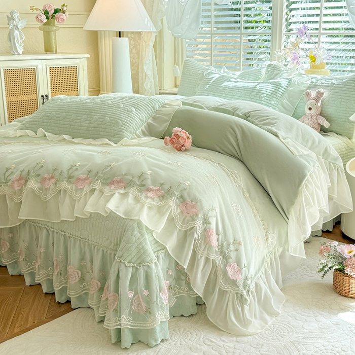 91家纺网 家纺一手货源 找家纺 2025秋冬新款11斤重法式公主风全消光牛奶绒床盖四件套纯色蕾丝花边刺绣蕾丝床裙款床盖款--花韵系列 花韵-新芽绿 