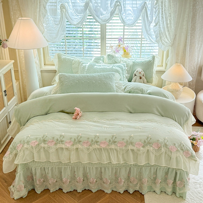 91家纺网 家纺一手货源 找家纺 2025秋冬新款11斤重法式公主风全消光牛奶绒床盖四件套纯色蕾丝花边刺绣蕾丝床裙款床盖款--花韵系列 花韵-新芽绿 