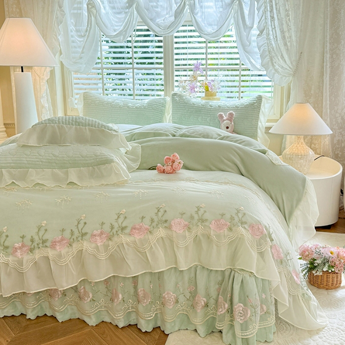 91家纺网 家纺一手货源 找家纺 2025秋冬新款11斤重法式公主风全消光牛奶绒床盖四件套纯色蕾丝花边刺绣蕾丝床裙款床盖款--花韵系列 花韵-新芽绿 