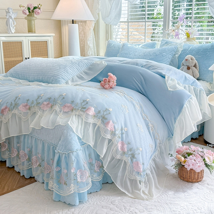 91家纺网 家纺一手货源 找家纺 2025秋冬新款11斤重法式公主风全消光牛奶绒床盖四件套纯色蕾丝花边刺绣蕾丝床裙款床盖款--花韵系列 花韵-婴儿蓝