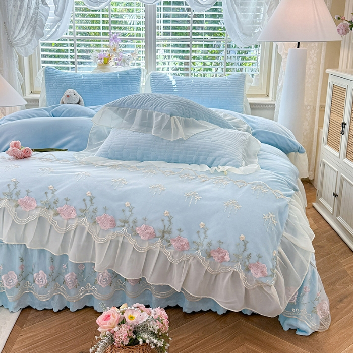 91家纺网 家纺一手货源 找家纺 2025秋冬新款11斤重法式公主风全消光牛奶绒床盖四件套纯色蕾丝花边刺绣蕾丝床裙款床盖款--花韵系列 花韵-婴儿蓝