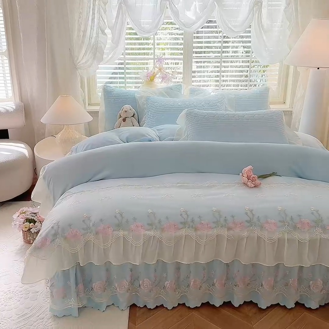91家纺网 家纺一手货源 找家纺 2025秋冬新款11斤重法式公主风全消光牛奶绒床盖四件套纯色蕾丝花边刺绣蕾丝床裙款床盖款--花韵系列 花韵-婴儿蓝