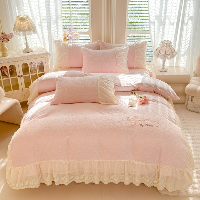 91家纺网 家纺一手货源 找家纺 （总）漫布云2025秋冬直播爆款11斤230g全消光牛奶绒夹棉床盖款四件套纯色蕾丝花边刺绣床盖三件套夹棉单床盖-安娜花园系列