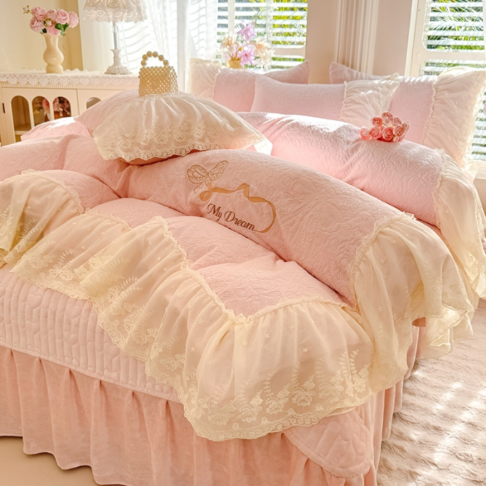 91家纺网 家纺一手货源 找家纺 （总）漫布云2025秋冬直播爆款11斤230g全消光牛奶绒夹棉床盖款四件套纯色蕾丝花边刺绣床盖三件套夹棉单床盖-安娜花园系列