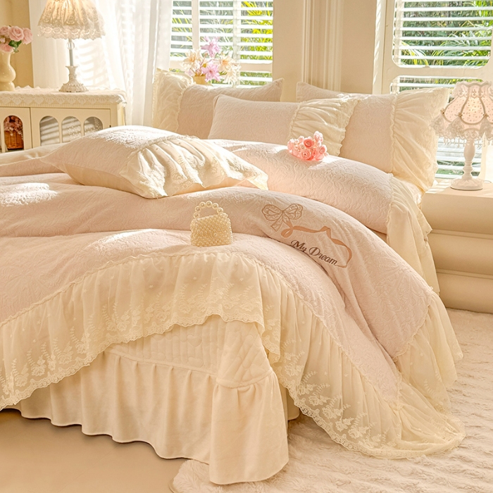 91家纺网 家纺一手货源 找家纺 漫布云2025秋冬直播爆款11斤230g全消光牛奶绒夹棉床盖款四件套纯色蕾丝花边刺绣床盖三件套夹棉单床盖-安娜花园系列 安娜花园—奶昔白 