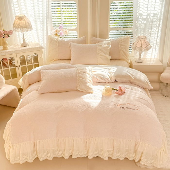 91家纺网 家纺一手货源 找家纺 漫布云2025秋冬直播爆款11斤230g全消光牛奶绒夹棉床盖款四件套纯色蕾丝花边刺绣床盖三件套夹棉单床盖-安娜花园系列 安娜花园—奶昔白 