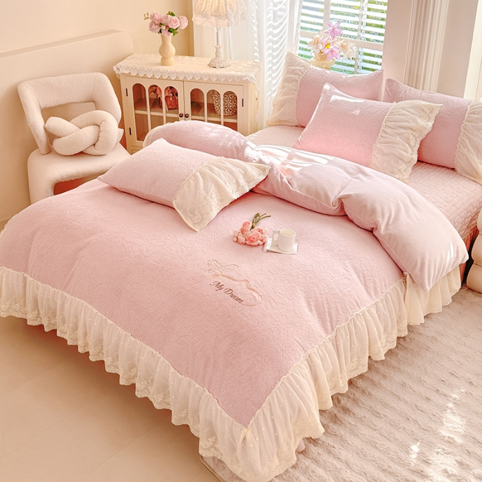 91家纺网 家纺一手货源 找家纺 漫布云2025秋冬直播爆款11斤230g全消光牛奶绒夹棉床盖款四件套纯色蕾丝花边刺绣床盖三件套夹棉单床盖-安娜花园系列 安娜花园—香雪粉